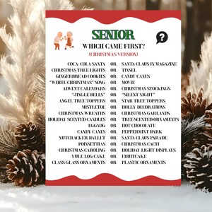 Puede incluir: Una tarjeta de juego con temática navideña con un borde rojo y blanco. La tarjeta presenta el texto "SENIOR WHICH CAME FIRST?" con una lista de artículos relacionados con la Navidad. El fondo incluye piñas y plantas secas.