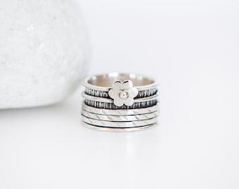 Sterlingzilveren madeliefjebloem spinnerring, gehamerd bandje, fidget-sieraden