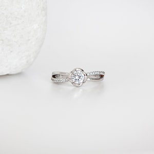 Classic Flower Promise Diamond Engagement Ring, Tiny Diamond Floral Solitaire Ring, Sterling Silver Ring, Wedding Ring, Cubic Zirconia