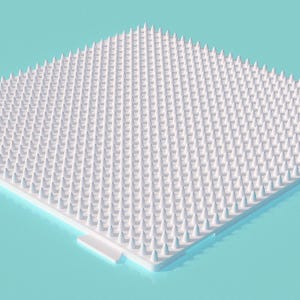Puede incluir: Una alfombrilla cuadrada de color blanco que presenta una cuadrícula densa y uniforme de pequeñas púas puntiagudas en forma de cono en toda su superficie superior. Tiene una base plana y una pequeña pestaña rectangular en un lado, sobre fondo azul.