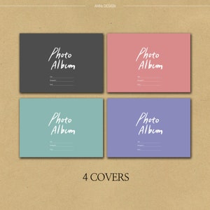 Op de afbeelding: Vier fotoalbumhoezen in grijs, roze, teal en paars. Elke albumhoes heeft de woorden "Photo Album" in een handschriftstijl, met lijnen voor de naam, datum en plaats van de eigenaar. De woorden "4 COVERS" staan onderaan.