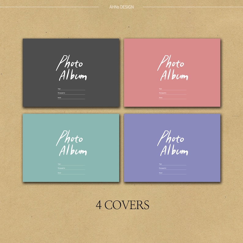 Op de afbeelding: Vier fotoalbumhoezen in grijs, roze, teal en paars. Elke albumhoes heeft de woorden "Photo Album" in een handschriftstijl, met lijnen voor de naam, datum en plaats van de eigenaar. De woorden "4 COVERS" staan onderaan.