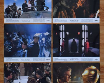 Könnte beinhalten: Ein Satz von acht Kinofoyer-Karten für den Film Die Rückkehr der Jedi-Ritter. Die Karten zeigen Szenen aus dem Film, darunter Luke Skywalker, Prinzessin Leia, Han Solo, Chewbacca, Yoda und Darth Vader.
