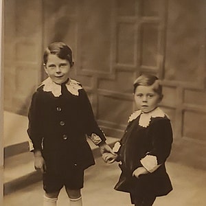 Carte postale RPPC Enfants Deux garçons en costumes de fantaisie avec cols en dentelle Frères et sœurs