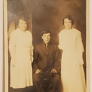 Carte postale RPPC Jeunes adultes Deux femmes et 1 homme Frères et sœurs