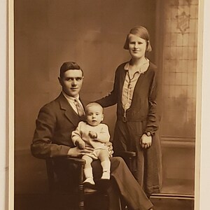 Cartão Postal RPPC Foto de Família Mãe Pai Filho Pequeno
