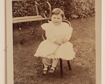 ポストカード RPPC ラケットを持った子供が座っている