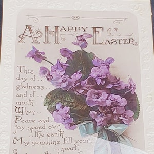 Postkarte Ostern A Happy Easter Lila Blumen auf grünen Blättern geprägt