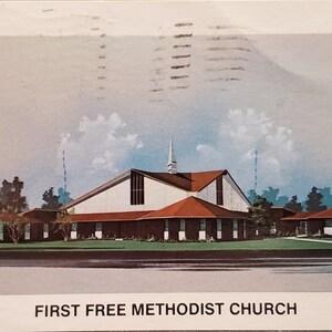 Könnte beinhalten: Eine Darstellung einer weißen und roten Backsteinkirche mit einem Kirchturm. Die Kirche ist von Bäumen und Gras umgeben. Der Text "FIRST FREE METHODIST CHURCH" ist unter dem Bild gedruckt.