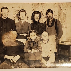 Postkarte RPPC Familie Foto Seven People Erwachsene und Kinder SCHADEN