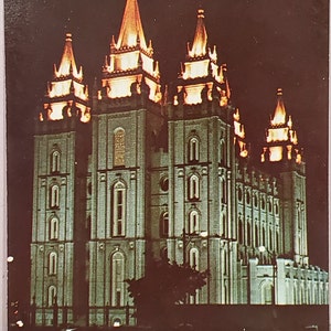 Cartão postal UT Salt Lake Temple à noite Utah