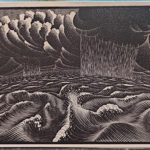 以下が含まれることがあります： 嵐の海のシーンを描いた白黒のアートワーク。大きな波、暗い雲、雨が降っています。アートワークはテクスチャ加工が施されており、明るい色の木材で額装されています。