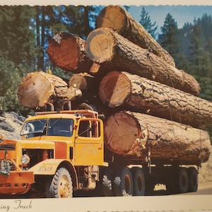 Camion forestier pour le transport de cartes postales
