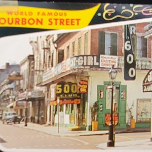 Cartão postal LA mundialmente famosa Bourbon Street Nova Orleans, Louisiana