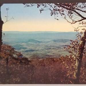 Cartão postal VA Tiny Village visto do Skyline Drive Virgina