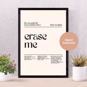 Peut inclure: Téléchargement numérique imprimable d'une affiche de paroles de chanson mettant en vedette la chanson "Erase Me" de Lizzy McAlpine. L'affiche est blanche avec du texte noir et présente les paroles "Why am I capable? Nails on the floor and soot I don't know his name, but I still take the rum. Nothing there but skin, a shotgun crowd on the floor, and his aftershave hit like a drug. Don't answer me, I'm calling just to hear you scream. Fade the you in between the tomato and the... now you're fading, and I wonder who will erase me? Who will erase me?"