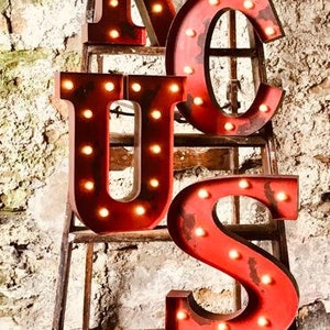 Venta de letras del alfabeto LED de acero galvanizado, metal, industrial, retro, vintage, pintura roja descascarada.