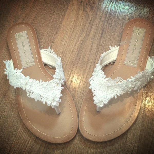 Pretty Lace & Pearl Bridal Flip Flops Sandales Flat Thongs Disponible dans toutes les tailles.