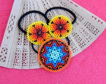 Conjunto de accesorios para el cabello con cuentas huicholes y diseño de flor de peyote en forma de estrella.