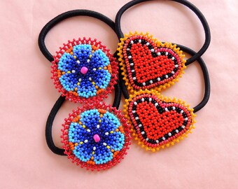Juego de 4 gomas para el cabello inspiradas en la cultura huichol, con corazones de cuentas y sujetadores de coleta con forma de flor de peyote.