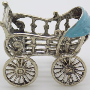 Carrozzina neonato miniatura in argento 800 con copertina in stoffa