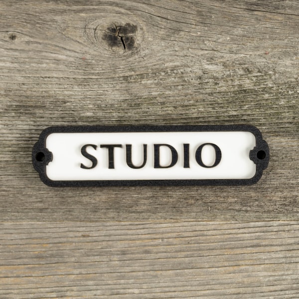 Studio Türschild aus Holz. Vintage British Eisenbahn Stil. Handgemachte Retro Dekoration.