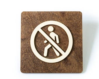 Prohibido entrar, no entrar en el cartel de la puerta. Señalización de puertas de madera.
