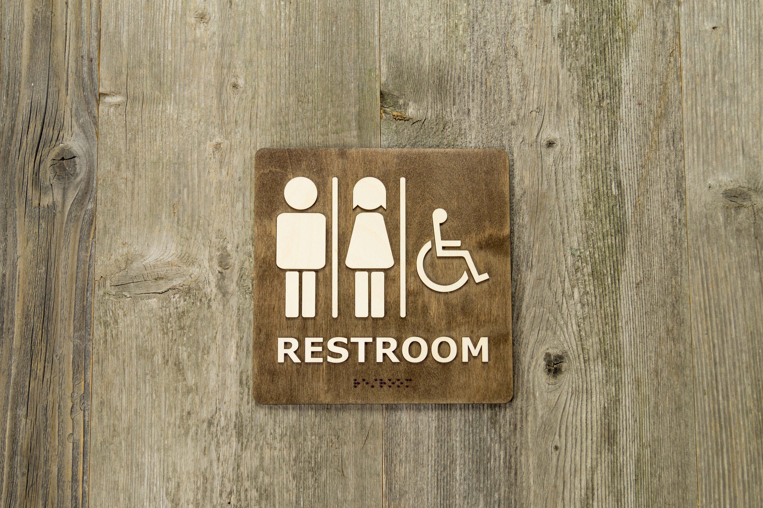 Bagno per tutti i generi. Cartello per porta della toilette con Braille di grado 2. Conforme all'ADA. - Italia