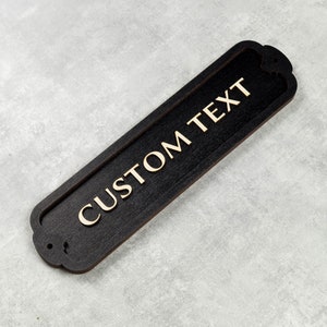 Letrero de puerta personalizado con su texto personalizado. Estilo ferroviario británico antiguo. Decoración retro hecha a mano. imagen 8