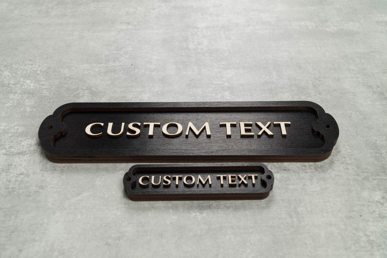 Letrero de puerta personalizado con su texto personalizado. Estilo ferroviario británico antiguo. Decoración retro hecha a mano. Negro