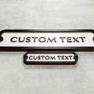 Letrero de puerta personalizado con su texto personalizado. Estilo ferroviario británico antiguo. Decoración retro hecha a mano. Blanco