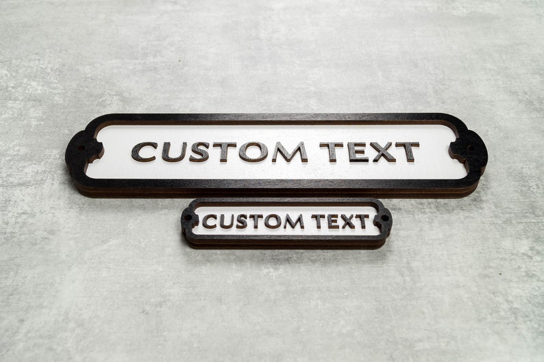 Letrero de puerta personalizado con su texto personalizado. Estilo ferroviario británico antiguo. Decoración retro hecha a mano. Blanco