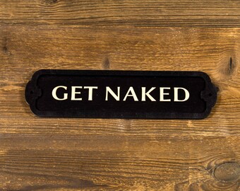 Get Naked Zeichen. Holzplatte im Retro-Stil. Englisches Eisenbahn-Design.