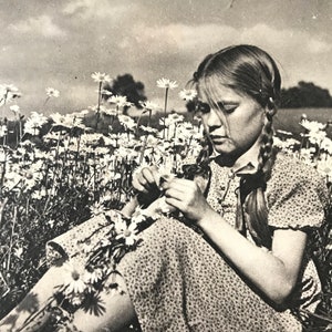 Postal alemana Postal vintage Fotografía monótona Flower Girl 70s Postal En blanco y negro escritura a mano bischof & klein
