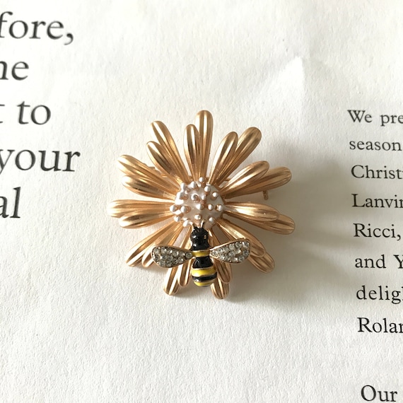 Vintage daisy and honey bee brooch