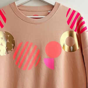 Felpa con stampa serigrafica a motivo geometrico, stampata a mano, rosa neon e corallo, lamina d&#39;oro, felpa unica