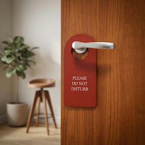 Czerwona skórzana zawieszka na drzwi: biała folia z napisem „Nie przeszkadzać” lub „Pomieszczenie serwisowe”