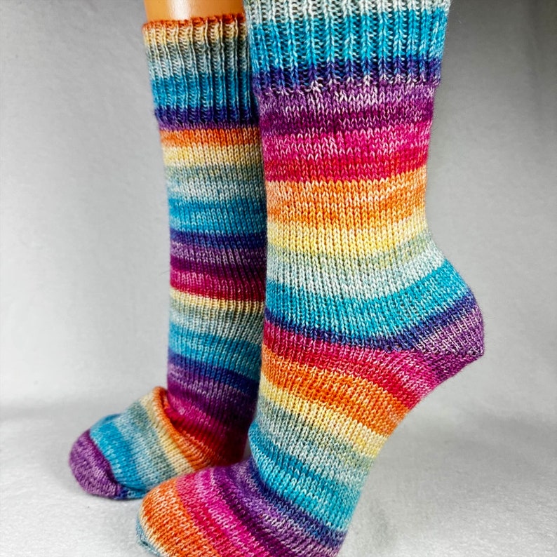 39/40 gestrickte Socken, Wollsocken Strümpfe Stricksocken Regenbogen Bild 2