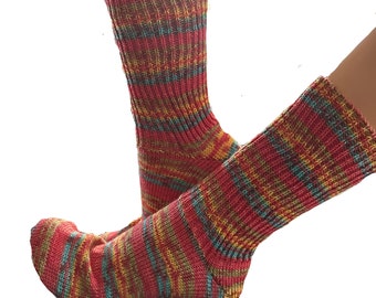 Gr. 40/41  divers unisex selbst gestrickte Socken, Wollsocken  Rippenmuster Strümpfe "showbiz"