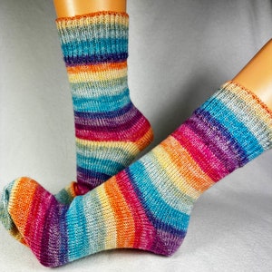 39/40 gestrickte Socken, Wollsocken Strümpfe Stricksocken Regenbogen Bild 1