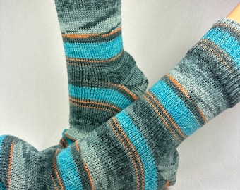 42/43 selbstgestrickte Socken, divers Wollsocken  Strümpfe crazy waters