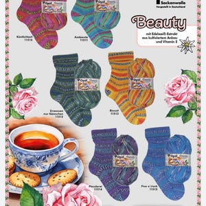 Könnte beinhalten: Eine Auswahl an Opal-Sockenwolle und passenden Socken, mit dem Wort "TeaTime" angezeigt. Die Socken und das Garn sind in verschiedenen Farben erhältlich, darunter Rosa, Blau, Grün und Gelb. Eine Tasse Tee und Kekse sind ebenfalls abgebildet.