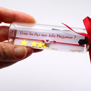 Garrafa com pulseira de coração de resina e mensagem - Você será minha madrinha (texto personalizável).