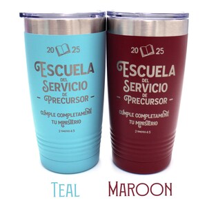 May include: Two stainless steel tumblers with clear lids, one teal and one maroon. Each features the engraved text "2025 ESCUELA DEL SERVICIO DE PRECURSOR CUMPLE COMPLETAMENTE TU MINISTERIO 2 TIMOTEO 4:5" and an icon of an open book.