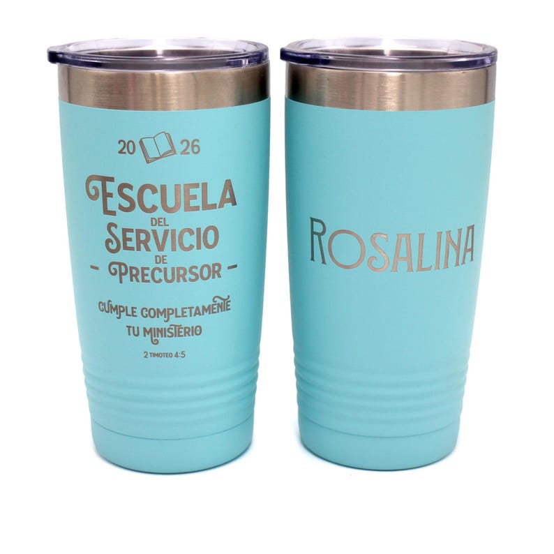 May include: Two light blue stainless steel tumblers with clear lids. The left tumbler features the text 2026, an open book icon, and the words ESCUELA DEL SERVICIO DE PRECURSOR, CUMPLE COMPLETAMENTE TU MINISTERIO, 2 TIMOTEO 4:5. The right tumbler says ROSALINA.