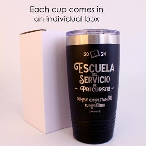 May include: A black stainless steel tumbler with a clear lid and a white box. The tumbler features engraved text that reads 2024, Escuela del Servicio de Precursor, Cumple completamente tu ministerio, and 2 Timoteo 4:5, along with a book icon.