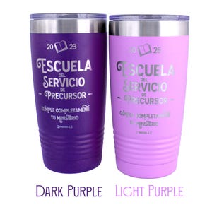 May include: Two stainless steel tumblers with clear lids, one dark purple and one light purple. Each features an engraved book icon, the text "ESCUELA DEL SERVICIO DE PRECURSOR", "CUMPLE COMPLETAMENTE TU MINISTERIO", and "2 TIMOTEO 4:5". Years 2023 and 2026 are engraved.