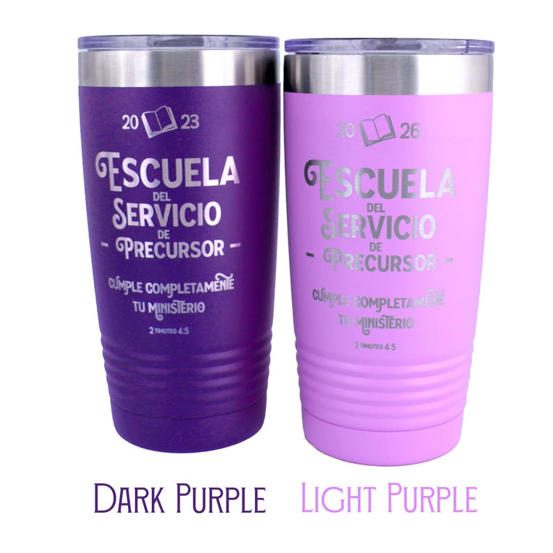 May include: Two stainless steel tumblers with clear lids, one dark purple and one light purple. Each features an engraved book icon, the text "ESCUELA DEL SERVICIO DE PRECURSOR", "CUMPLE COMPLETAMENTE TU MINISTERIO", and "2 TIMOTEO 4:5". Years 2023 and 2026 are engraved.