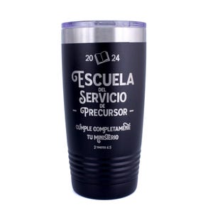May include: A matte black stainless steel tumbler with a clear lid, featuring laser-engraved text that reads 2024, Escuela del Servicio de Precursor, Cumple Completamente Tu Ministerio, and 2 Timoteo 4:5, along with an icon of an open book.