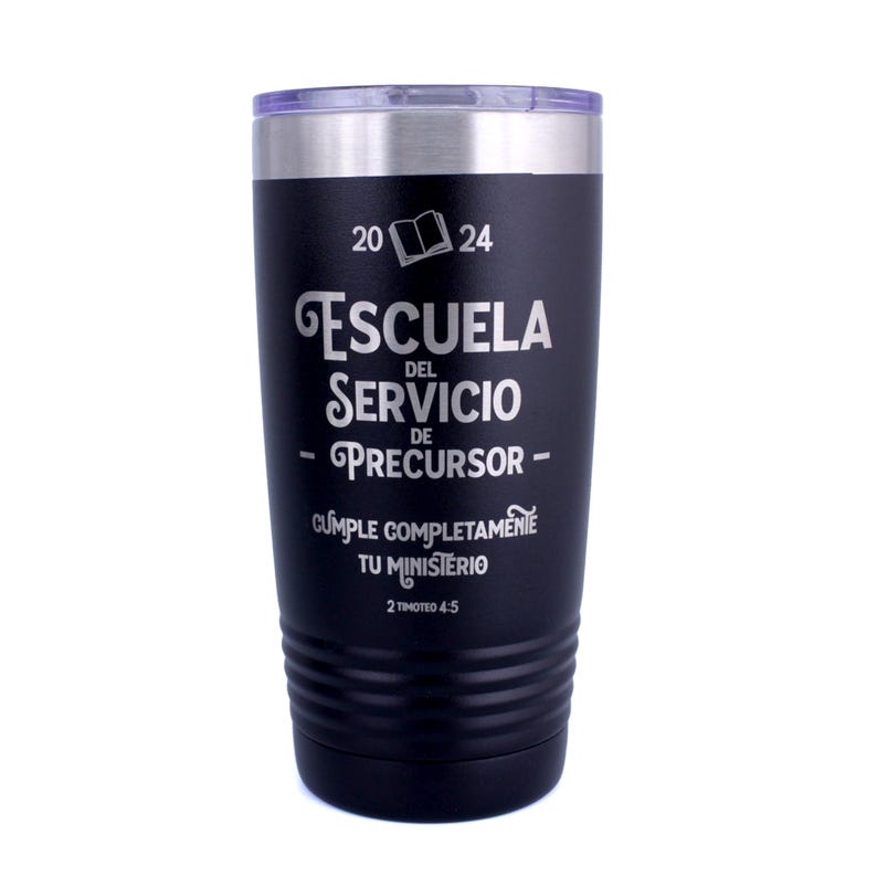 May include: A matte black stainless steel tumbler with a clear lid, featuring laser-engraved text that reads 2024, Escuela del Servicio de Precursor, Cumple Completamente Tu Ministerio, and 2 Timoteo 4:5, along with an icon of an open book.